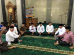 Usai Jumaatan di Mesjid Al-Azhar, Fakhrizal Sapa Jamaah dan Warga