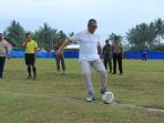Riza Falepi Tendang Bola Pembuka Wali Kota Cup I Di Lapangan Porseba