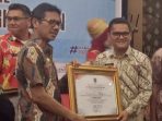 Bupati Pessel Raih Penghargaan Banggakencana