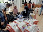 Lisda Hendrajoni Berikan Bantuan Kepada Ratusan Pedagang di Pantai Cerocok Painan