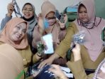 FWP-SB dan Skeretaris Komisi 1 DPRD Sumbar Bagikan Masker Untuk Wartawan Peliput