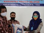 Anggota DPR RI Lisda Hendrajoni  Salurkan Bantuan Sembako Untuk Jurnalis Pessel