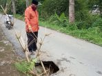 Lobang Menganga di Pauh Duo Ancam Pengguna Jalan