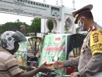 DIRLANTAS POLDA ACEH BAGI TAKJIL UNTUK ABANG BECAK DI BANDA ACEH