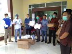 Tak Kenal Lelah, Mulyadi Sampai Pula Bagi APD ke Pasaman