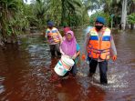 KOMPI 1 BATALYON C PELOPOR SATBRIMOB BANTU WARGA DESA DI TRUMON DARI BENCANA BANJIR