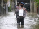 Polda Aceh Peduli Banjir Gelar Baksos Bagi Takjil Di Asrama Polri dan Masyarakat