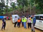 LOKASI LONGSOR DI GUNUNG PARO ACEH BESAR, HARI INI DIBERSIHKAN PETUGAS
