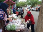 Rak Berbagi Sembako, TP PKK Pessel Diminati Emak Emak dan Tukang Ojek