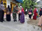 Sinergi TNI-POLRI dan Pemko, 3 Pilar Kelurahan Balai Tonga Koto Berbagi Sembako Kepada Warga Miskin