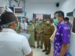 Gubernur Sumbar serahkan Ventilator dan APD di RSAM Bukittinggi