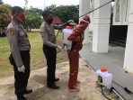Personel Polda Aceh Bagi Masker Untuk Masyarakat Yang Shalat Jum’at di Mesjid Babuttaqwa