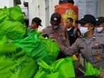 Polda Aceh Gelar Baksos, Bagikan Sembako Untuk Mahasiswa Dan Warga Aspol Kuta Alam