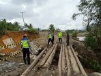 Polri Bersama TNI Dan Warga Bangun Jembatan Darurat Penghubung Aceh Timur Dengan Gayo Lues