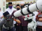 Gubernur Irwan Prayitno Saksikan Gerhana Matahari di Masjid Raya Sumbar