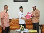 Syaifullah Serahkan Jabatan Pengurus Masjid Raya Sumbar Kepada Pengurus Baru