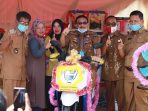 Bupati Hendrajoni Serahkan Hadiah Door Prize di UPK DAPM Ranah Pesisir
