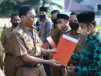 Tujuh Imam Besar Masjid Kecamatan Terima SK, Bupati Hendrajoni; Wali Nagari Sediakan Honor Imam Masjid Nagari