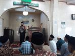 SHOLAT JUMAT DI MESJID BABURRAHMAH, KAPOLSEK PADANG GANTING, IPTU UMAR DANI  AJAK MASYARAKAT TINGKATKAN KAMTIBMAS