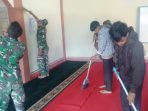 Masyarakat Bersama Satgas TMMD Lakukan Aksi Bersih-bersih di Mushalla Panyalaian