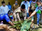 Wako Mahyeldi Sembelih Hewan Kurban di Dinas Pertanian Padang