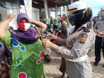 MENYAMBUT HUT RI KE 75,  DITLANTAS POLDA ACEH BAGI 1000 MASKER MERAH PUTIH DI PASAR LAMDINGIN