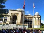 Bendera Merah Putih dan Bulan Bintang Berkibar di Halaman Mesjid Islamic Center