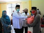 Bupati Solok dan Baznas Bagikan 25 Paket Bantuan