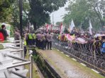 Ketua DPRD Sumbar Temui Pendemo, Gubernur Sumbar Entah Dimana