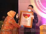 Bupati Hendrajoni Terima Anugrah Innovative Government Award 2020 dari Kemendagri