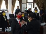 Ketua Dekot Sematkan Pin DPRD Kepada Chintya Wongkar
