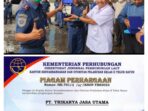 KSOP Teluk Bayur Berikan Piagam Pelayanan Terbaik PT. Trikarya Jasa