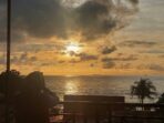 Pesona Sunset Tebarkan Keindahan Pantai Padang