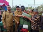 Gubernur dan Genius Umar Bagikan Alsintan dari Disbuntanhor di Sikapak Timur