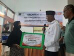 Gubernur Sumbar Serahkan Dana Bantuan Sosial Dampak Inflasi