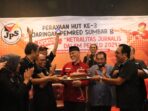 Gubernur Mahyeldi Tiup Lilin HUT ke-3 Jaringan Pemred Sumbar