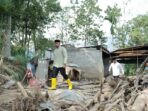 Wagub Sumbar Serahkan Bantuan untuk Korban Banjir Bandang Kabupaten Solok