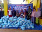 Darizal Basir Spontan Salurkan Ratusan Paket Sembako kepada Warga Terdampak Banjir di Pessel