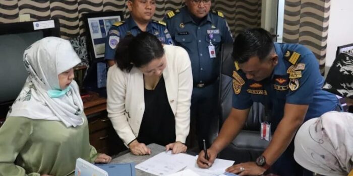 KBRI Singapura Serahkan Asuransi Pelaut Indonesia Yang Meninggal di atas Kapal, Keluarga Terharu