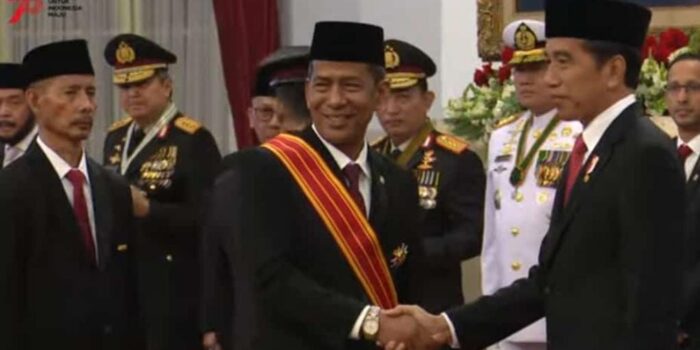 Presiden Sematkan Bintang Mahaputra Adipradana kepada Prof Saldi, Kolega Ramai Ucapkan Selamat