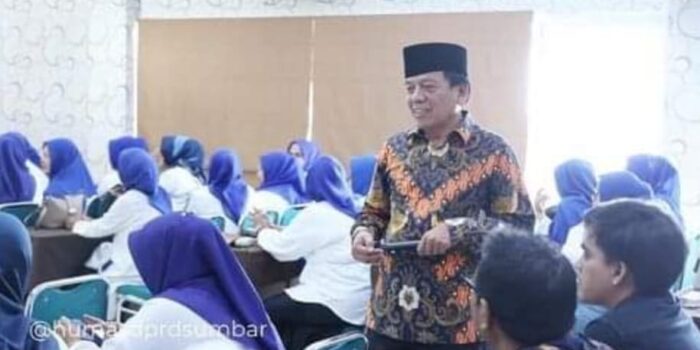 Wakil Ketua DPRD Sumbar Suwirpen Suib Buka Pelatihan Peningkatan Kwalitas Tenaga Kerja