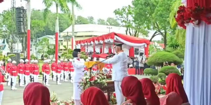 Nur Adzanna Pembawa Baki Sang Merah Putih Upacara HUT RI di Istana Gubernur Sumbar