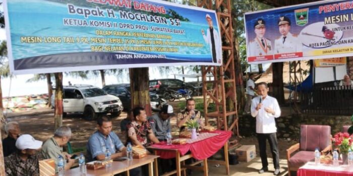 Anggota DPRD Sumbar Mochlasin Serahkan Bantuan 17 Longtail kepada Kelompok Nelayan