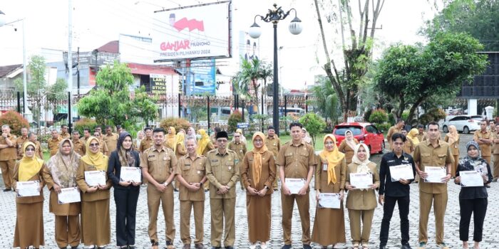 Sekwan Raflis SH.MM, Berikan Penghargaan Bintang DPRD Sumbar Bagi Staf Pendampingan Sosper Kedewanan