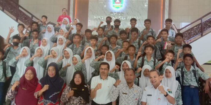 Sekwan Raflis Sambut Kunjungan Siswa SMPN 43 Padang ke DPRD Sumbar