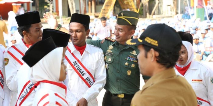 Letkol Ketut Bentuk Karakter Pelajar Melalui Giat “Senin Berkibar”