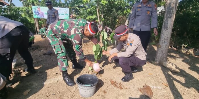 Upaya Nyata Menjaga Kelestarian Bumi, TNI – Polri Hijaukan Lamongan