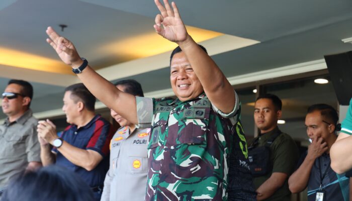 Pangdam Mayjen TNI Farid Makruf Pantau Langsung Pertandingan Persebaya VS Arema