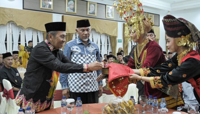 Dijamu Gubernur Mahyeldi, Gubernur Riau Bakal Dianugerahi Gelar Sangsako Suku Caniago