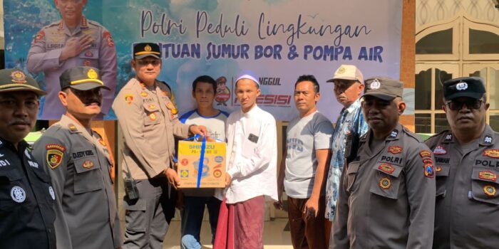 Giat Polsek Gunung Anyar Peduli Budaya Literasi Bagikan 100 Buku Tulis dan Pompa Air